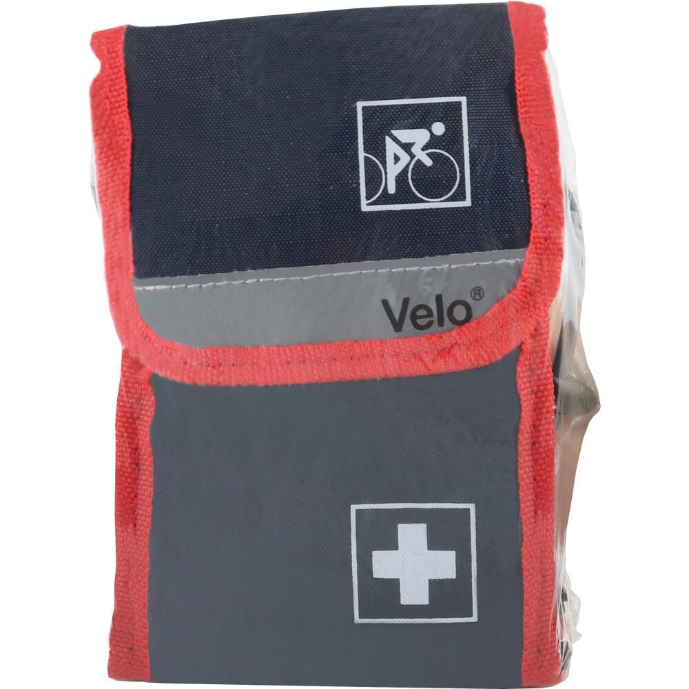 Eine kleine, rote und schwarze Fahrradtasche mit einem Erste-Hilfe-Symbol.
